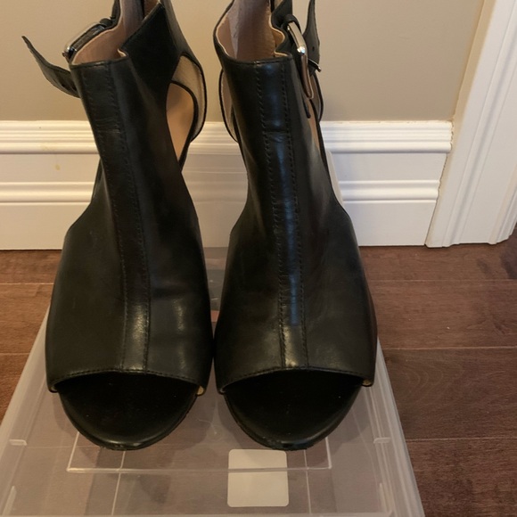 Coach and four leather sandals - Picture 2 of 6